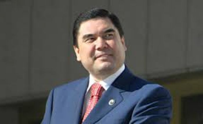 Глава Туркмении подарил многодетным семьям элитные квартиры в экс-резиденции Туркменбаши