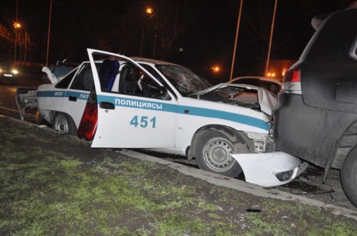 В Алматы "Мерседес" протаранил полицейскую машину (Фото)