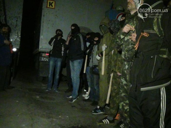 В Мариуполе военные отбили штурм 300 "неизвестных": есть убитые и раненые