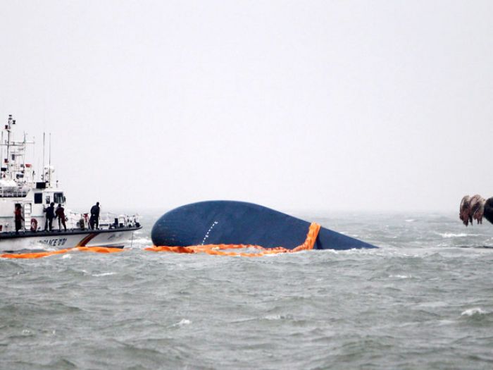 Капитан затонувшего в Южной Корее парома арестован, водолазы проникли внутрь судна
