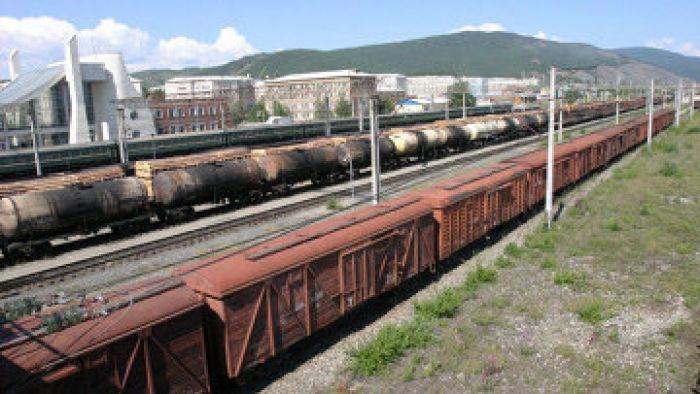 Тринадцать вагонов грузового поезда сошли с рельсов на юге Казахстана