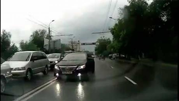 В Алматы для водителя Камри-"комитетчика" правила дорожного движения не писаны (ВИДЕО)