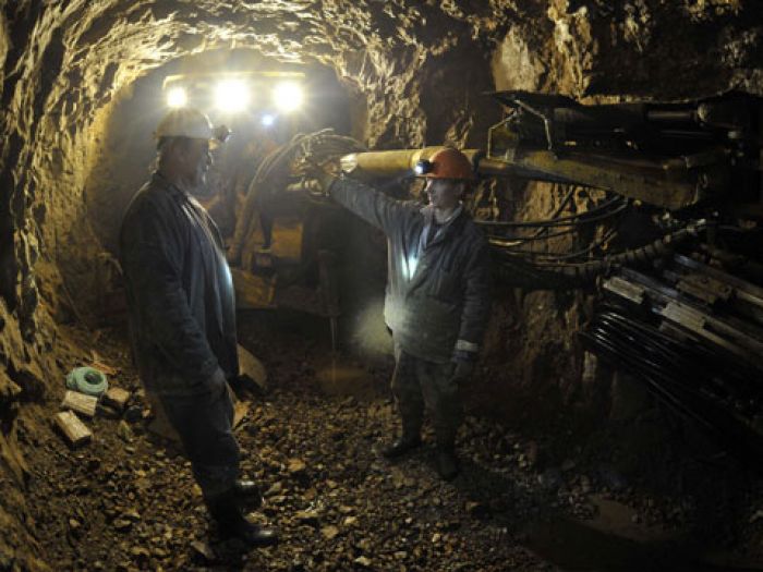 Трое горняков «Казахмыса» оказались под завалом на шахте в ВКО