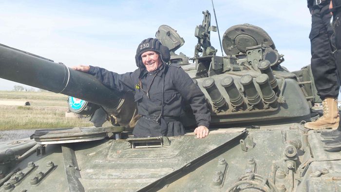 Танкист Великой Отечественной уничтожил условного противника из современного танка