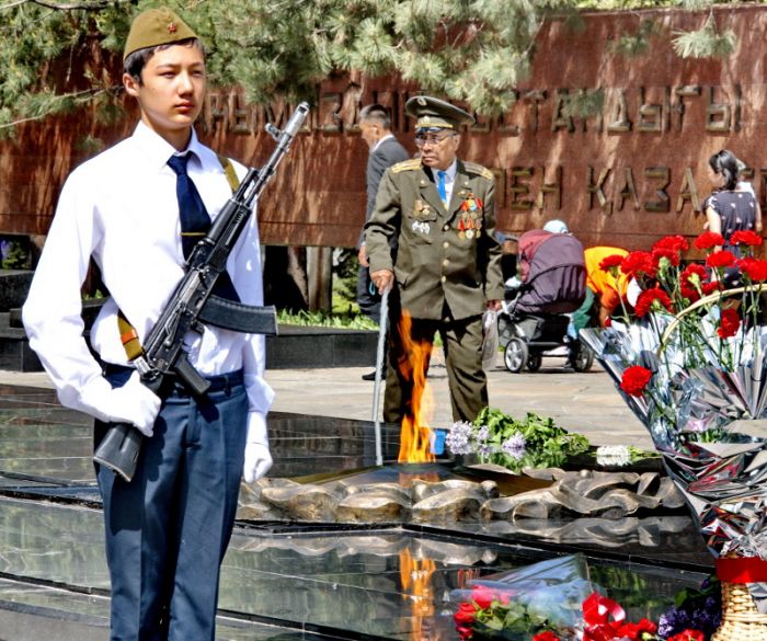 Вахту памяти у Вечного огня открыли в Алматы