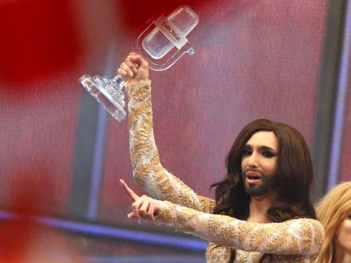 На "Евровидении" победил бородатый трансвестит из Австрии