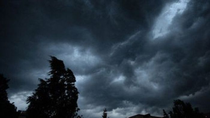 В Шымкенте из-за штормового ветра объявлен режим ЧС, погибла женщина