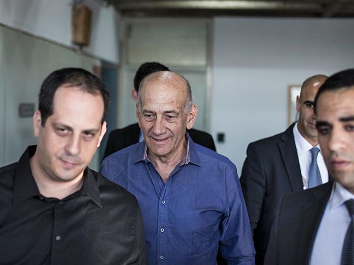 Экс-премьер Израиля приговорен к шести годам тюрьмы за взяточничество