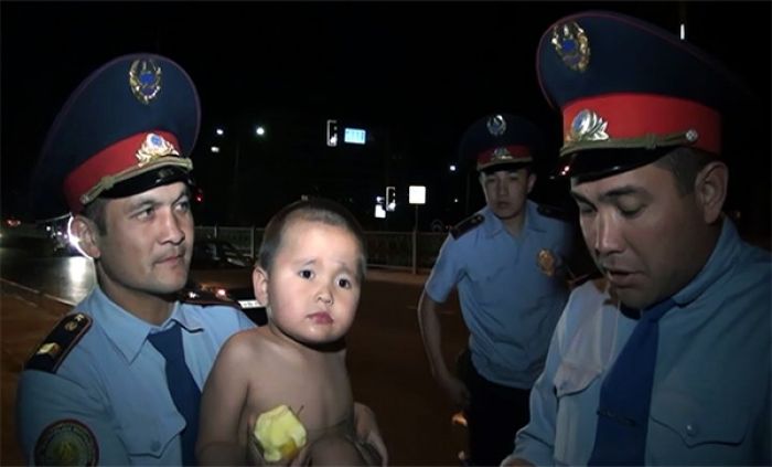 По улицам Шымкента в час ночи гулял голый ребенок (Видео)