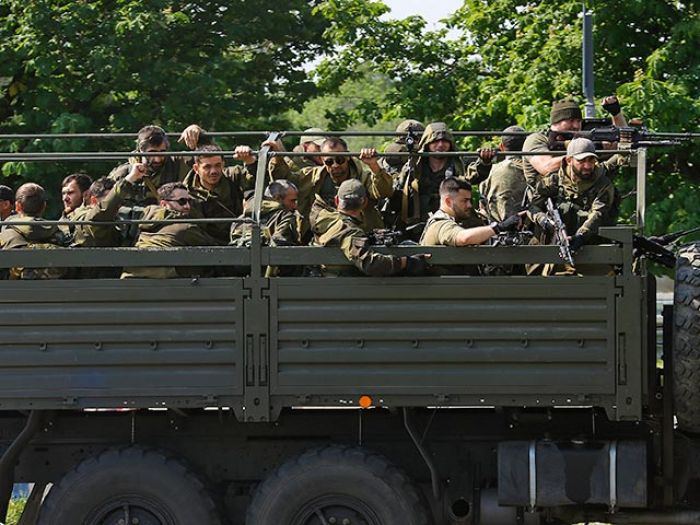  Грузовики с вооруженными людьми прорвались к Луганску через границу 