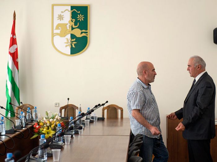 Парламент Абхазии предложил президенту республики уйти в отставку