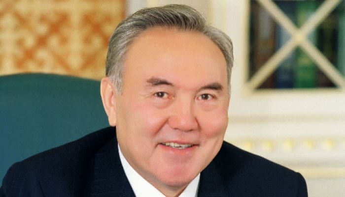 Назарбаев поздравил Порошенко с избранием на пост президента Украины
