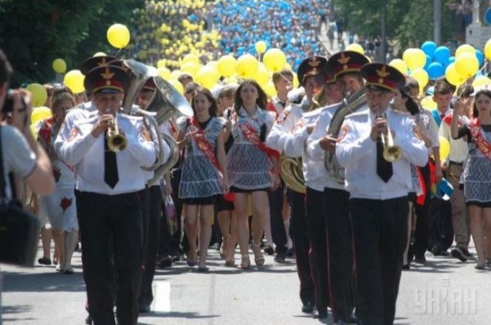 Крым: в Ялте выпускники заглушили российский гимн украинским (+Видео)