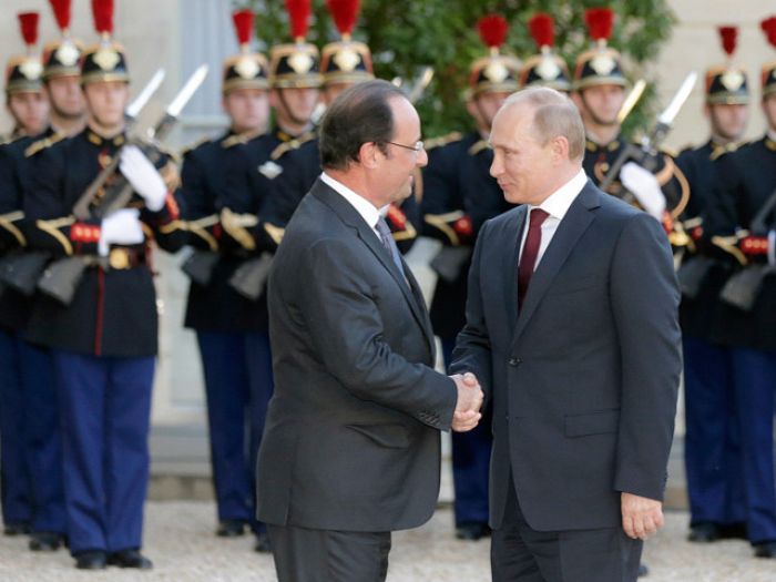 Олланд тепло пожал руку Путину после встречи - Кэмерон нет