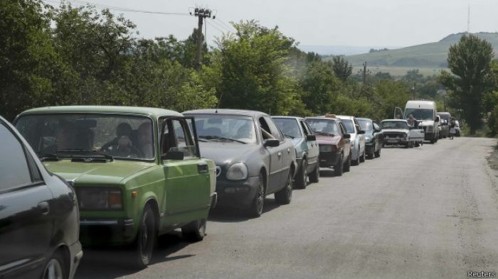 Порошенко поручил организовать гуманитарные коридоры в Донбассе