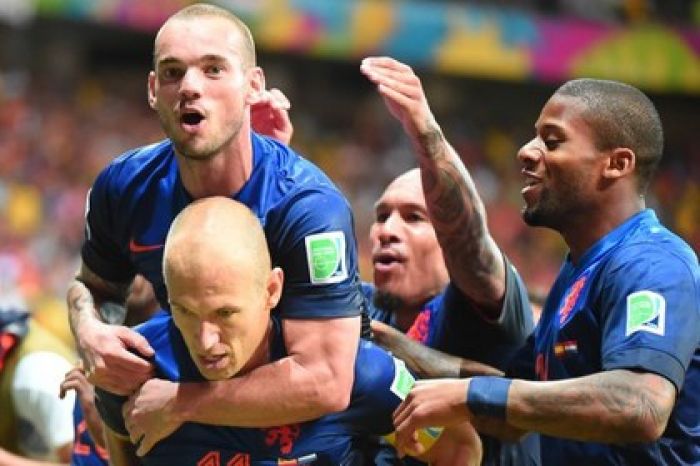 Нидерланды разгромили чемпионов мира испанцев на ЧМ-2014