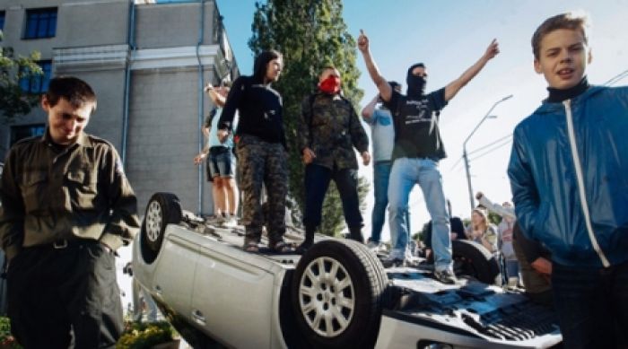 У посольства России в Киеве перевернули машины