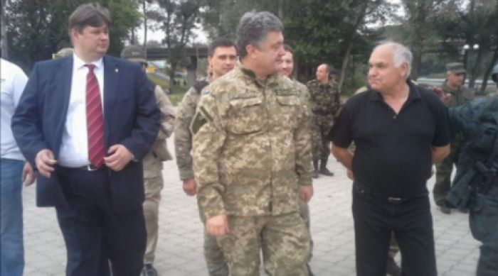 Президент Украины прибыл в Донбасс, отдал приказ о прекращении огня