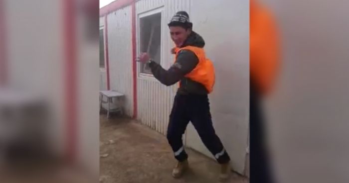 Daily Mail сфальсифицировала интервью с танцующим рабочим из Казахстана