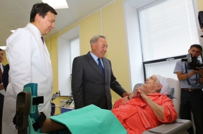 Назарбаев навестил в Актобе свою бывшую соседку