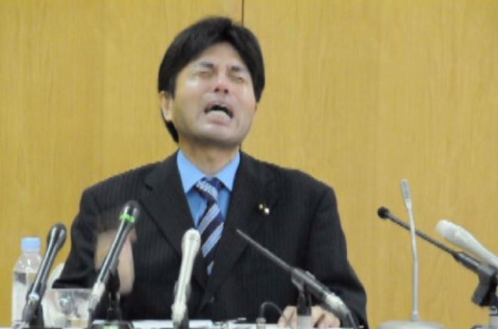 Японский политик разрыдался, оправдывая свои растраты почти на $30 тыс. (+ Видео)