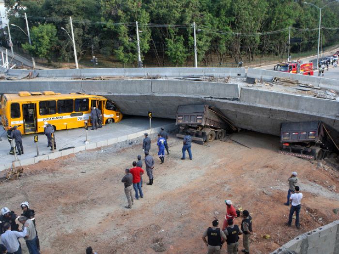 В бразильском городе, где пройдет полуфинал ЧМ по футболу, обрушился мост
