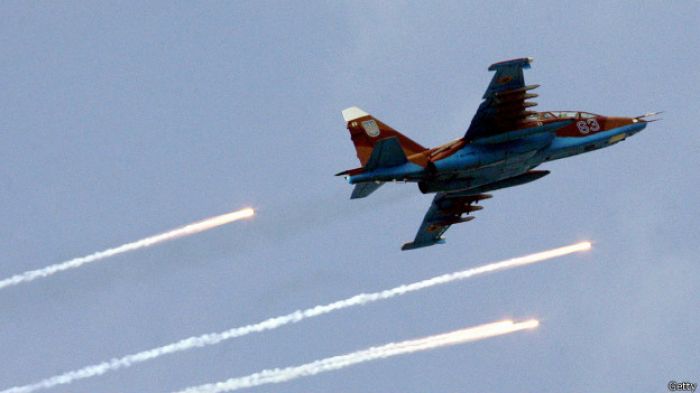 Киев заявляет, что российский военный самолет сбил украинский Су-25