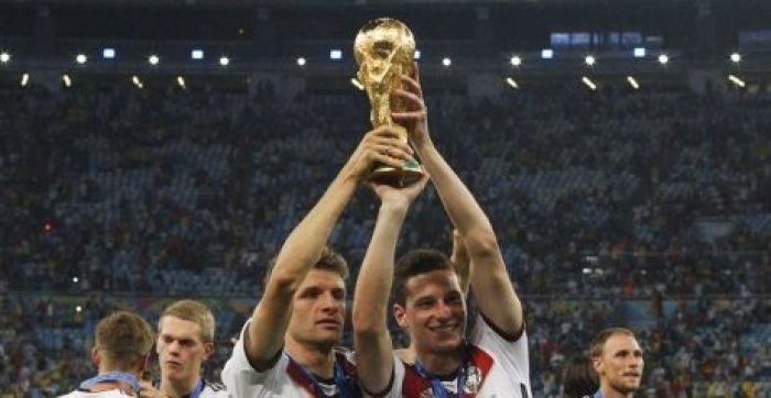 Немцы повредили футбольный Кубок мира