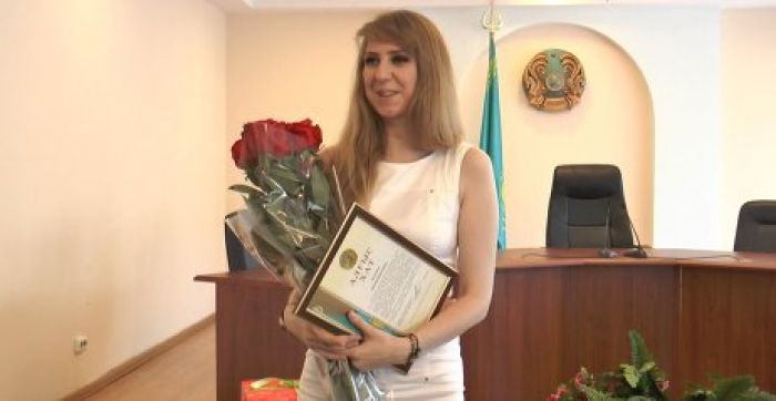 В Алматы наградили девушку, задержавшую налоговика - виновника ДТП