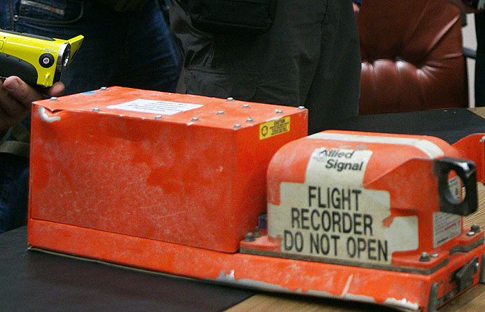 "Черные ящики" разбившегося на Украине Boeing 777 доставили в Великобританию