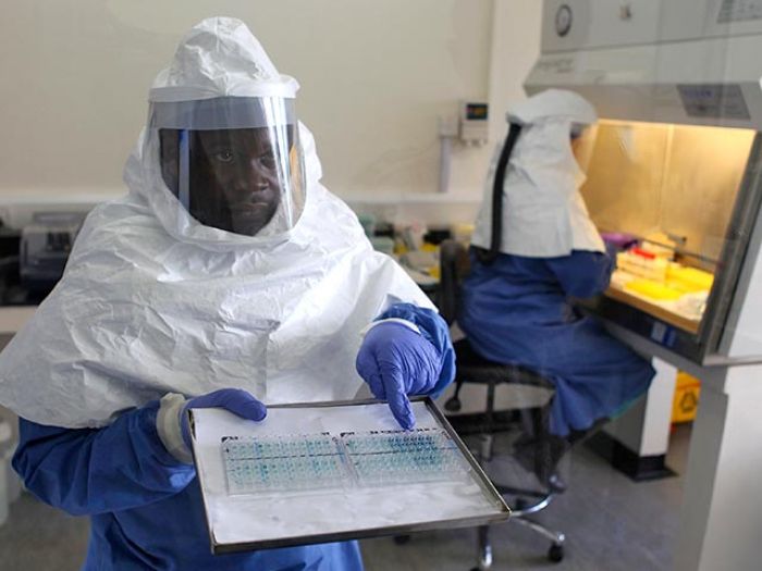 Вирусом эбола заразился врач, лечивший больных в Либерии