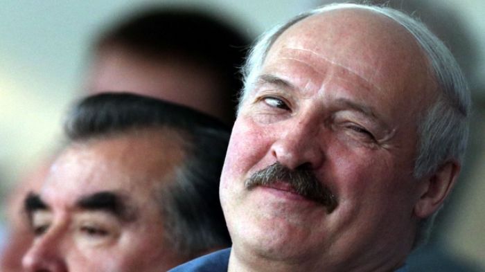 Лукашенко пообещал помочь Украине бензином для уборки урожая