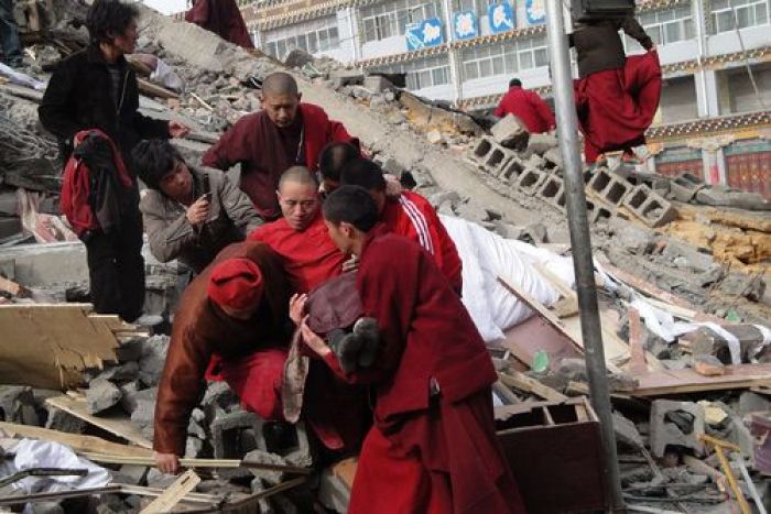 Количество жертв землетрясения в Китае достигло почти 600 человек