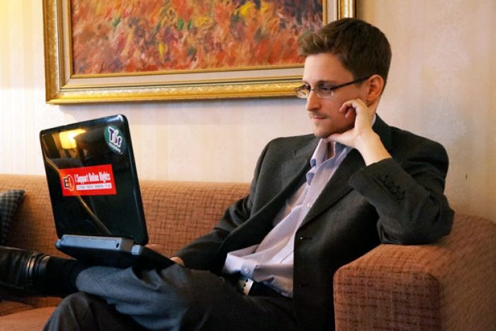 Сноуден получил вид на жительство в России