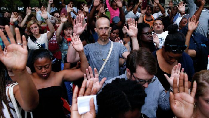 Тысячи людей протестуют в Нью-Йорке после убийства подростка в Миссури