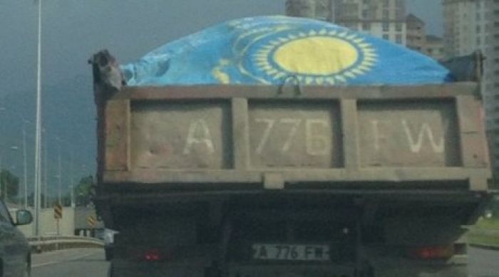 За использование флага Казахстана в качестве брезента вызвали в суд водителя грузовика