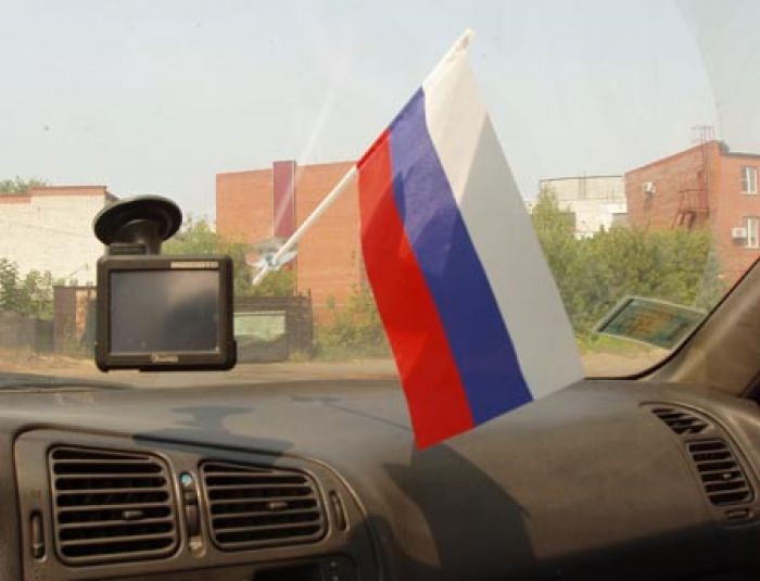 Экс-депутат возмущен иностранными флагами в авто казахстанцев