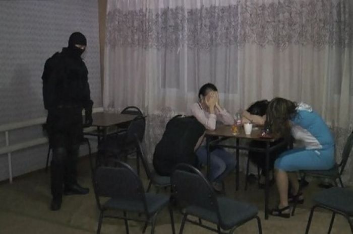 В Алматы беременная мать троих детей организовала притон