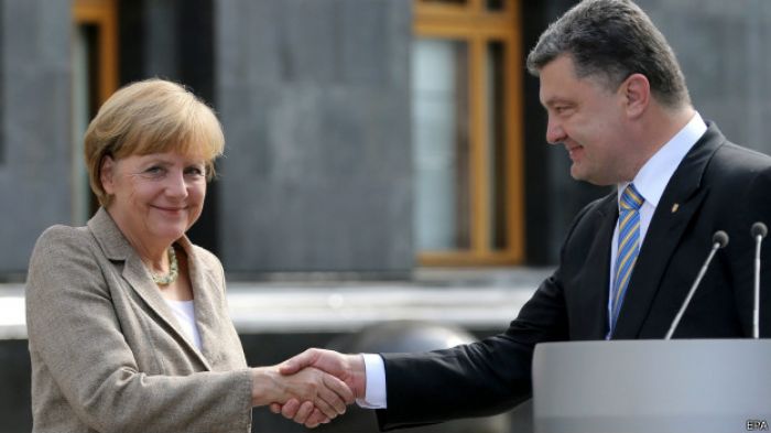 Меркель в Киеве призвала Москву помочь миру на Украине