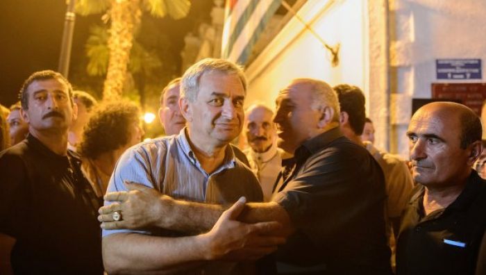 Оппозиционер Хаджимба побеждает на президентских выборах в Абхазии