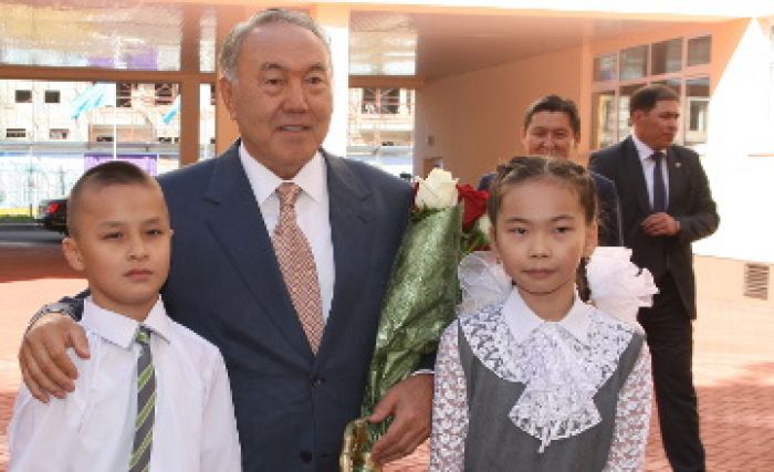 Назарбаев поздравил школьников с Днем знаний