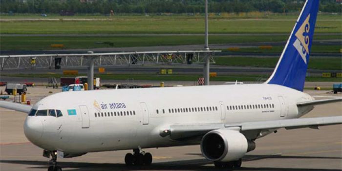 Самолет "Air Astana" вернулся в аэропорт из-за трещины на стекле