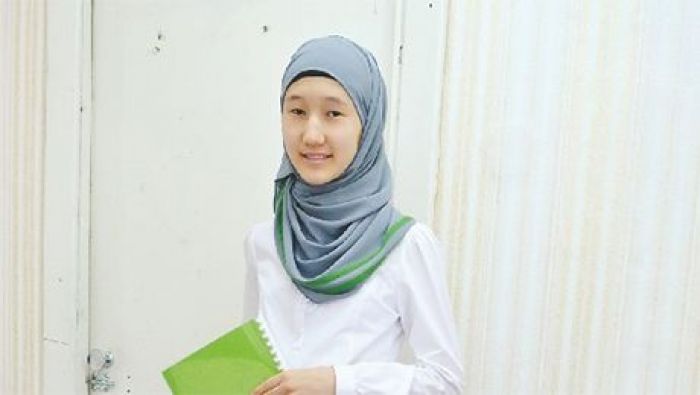 Школьнице из Семея разрешили ходить на занятия в хиджабе