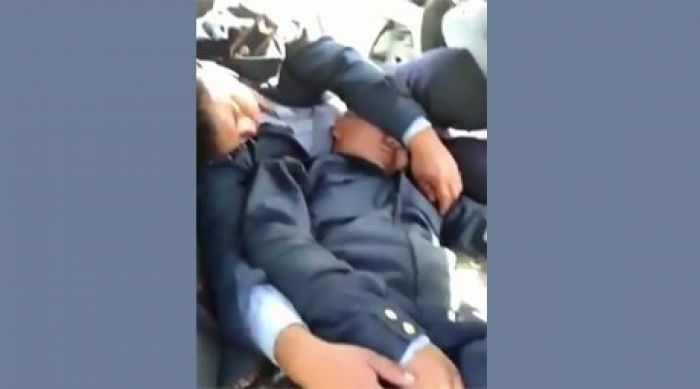 В Актобе уволены полицейские уснувшие в форме в служебном автомобиле