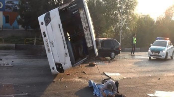 Бензовоз столкнулся с пассажирским автобусом в Алматы