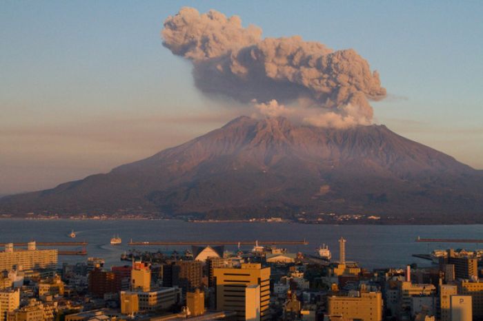 Число жертв извержения вулкана в Японии возросло до 18