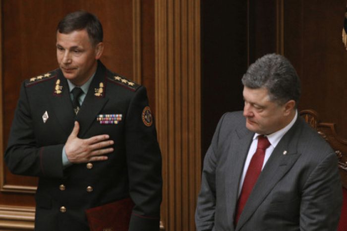 Порошенко отправил в отставку министра обороны Гелетея