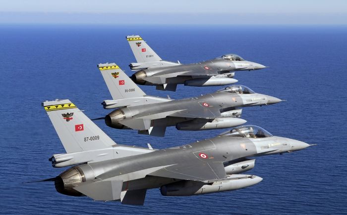 Турция нанесла авиаудары по курдским повстанцам