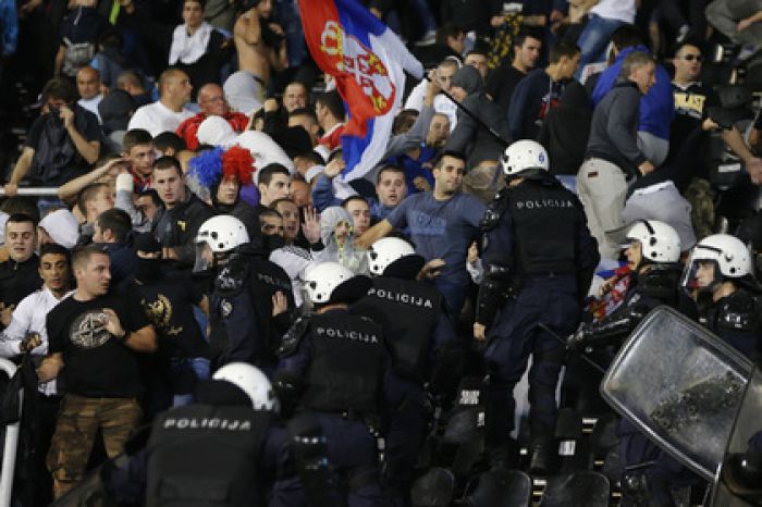 Евро-2016: отборочный матч Сербия-Албания отменен из-за беспорядков