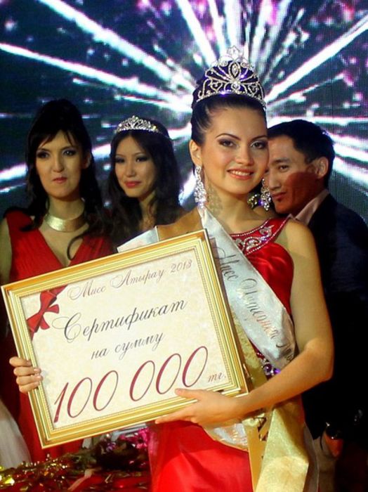 Организатора конкурса красоты везут на допрос в Атырау